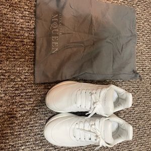 Alexander Mcqueen oversized runner size 40